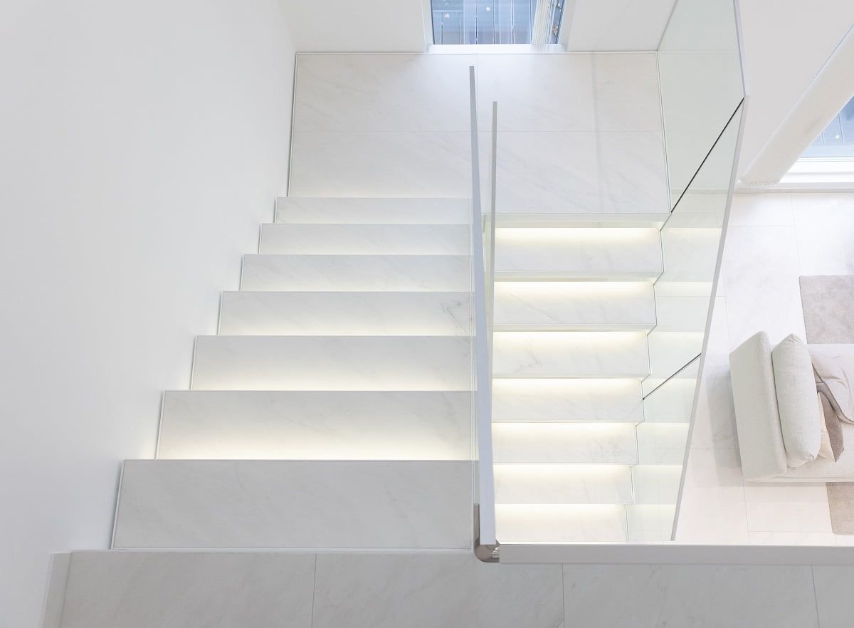 Logo LED STORE su sfondo verde: un quadrato bianco con la scritta "LED" sopra il testo "STORE" in bianco, che aumenta la visibilità del marchio di illuminazione ad alta efficienza energetica.