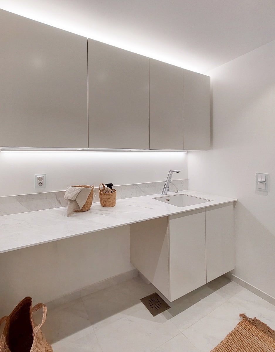 Logo LED STORE su sfondo verde con testo bianco in un quadrato bianco che evidenzia le soluzioni di illuminazione ecologica.