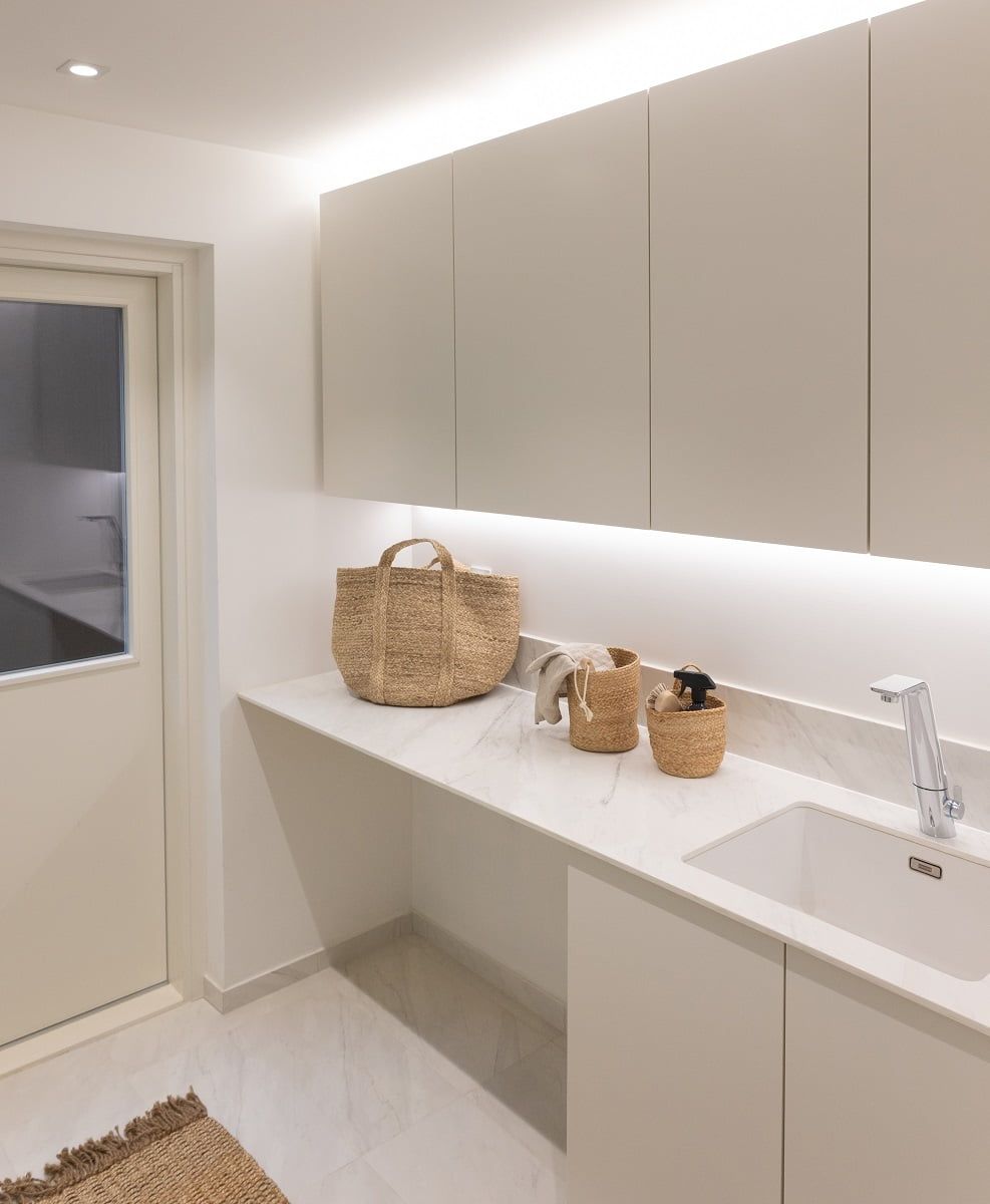 Logo del negozio di illuminazione a LED: sfondo verde, quadrato bianco con la scritta "LED STORE" in grassetto al centro di un design pubblicitario luminoso.