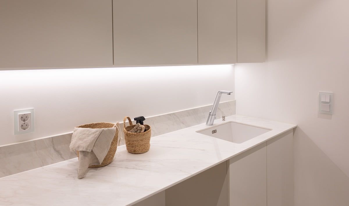 Logo LED STORE: testo bianco in una cornice quadrata su sfondo verde, che rappresenta soluzioni di illuminazione ad alta efficienza energetica.