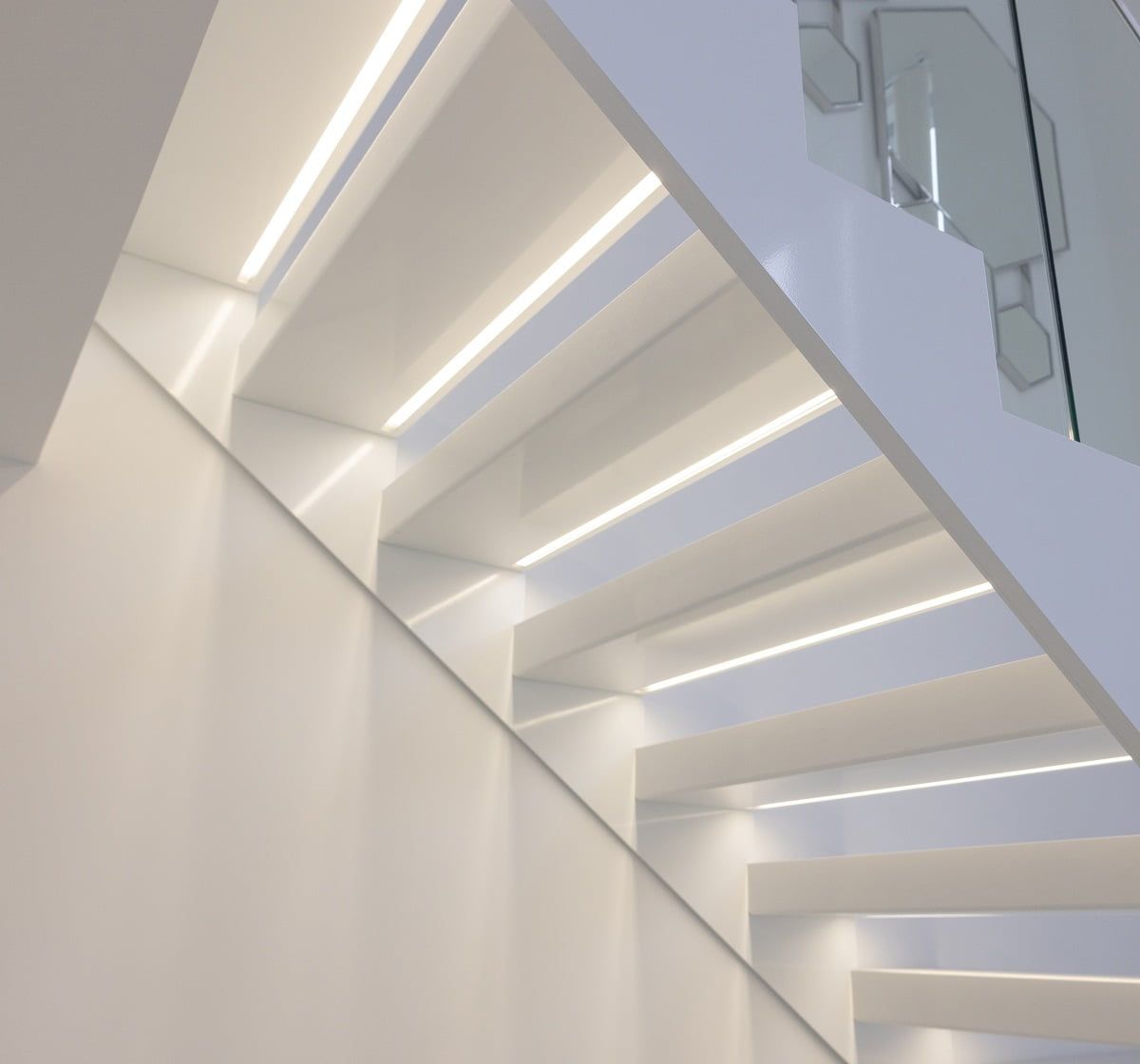 LED STORE" in grassetto all'interno di un quadrato bianco su sfondo verde, che promuove prodotti di illuminazione a LED a basso consumo energetico.