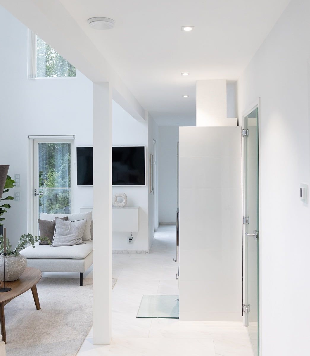 Logo del negozio di illuminazione a LED su sfondo verde: 'LED STORE' in caratteri bianchi in grassetto all'interno di un quadrato bianco, al centro per una maggiore attenzione visiva.