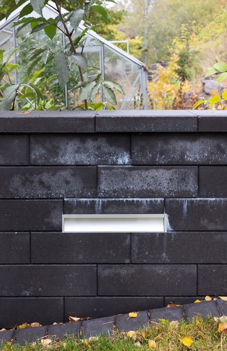 Logo minimalista con sfondo verde e scritta "LED STORE" in bianco che evidenzia le soluzioni di illuminazione ad alta efficienza energetica.