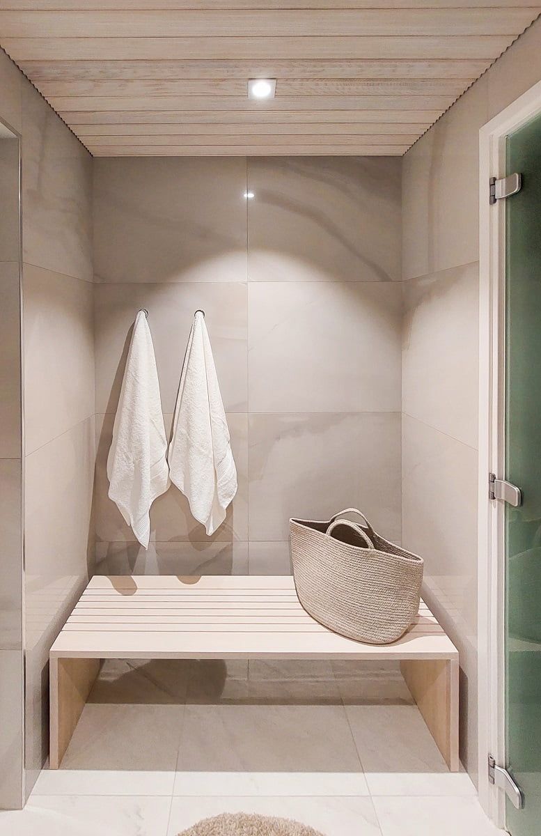 Sfondo verde e quadrato bianco con la scritta "LED STORE" in grassetto a lettere maiuscole bianche, che evidenzia le soluzioni di illuminazione ad alta efficienza energetica.