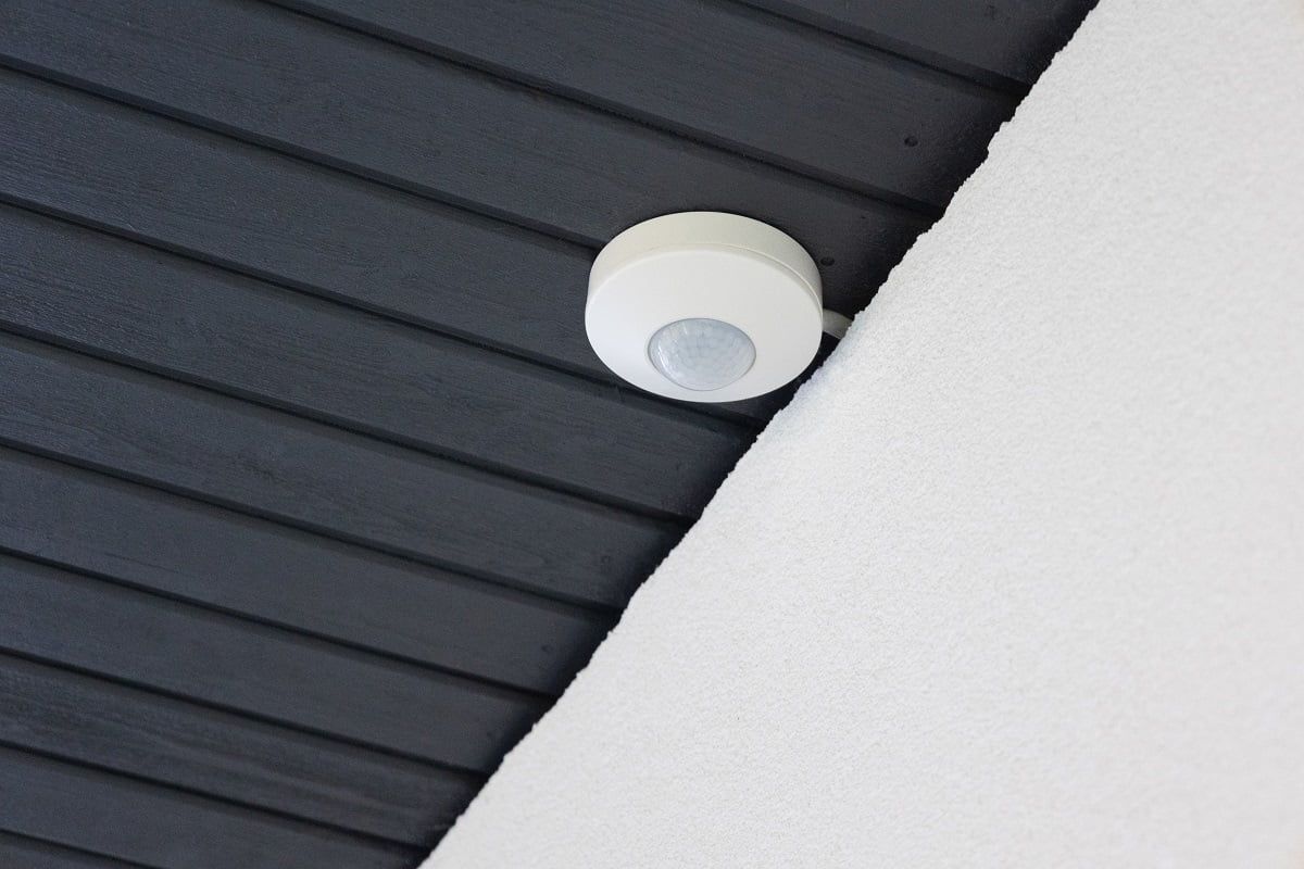 Uno sfondo verde con un quadrato bianco al centro e il testo "LED STORE" in grassetto, che promuove le opzioni di illuminazione LED ecologiche.