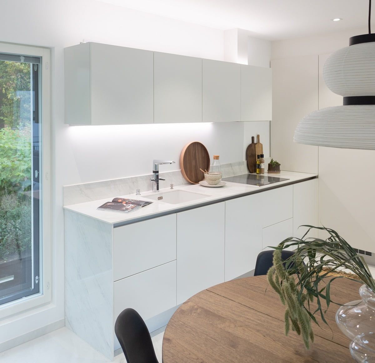 Logo LED Store su sfondo verde con "LED STORE" in lettere maiuscole bianche all'interno di un quadrato bianco al centro.