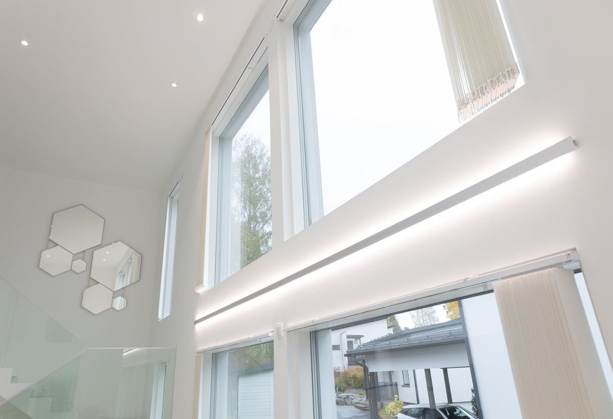 Il logo LED STORE su sfondo verde con un quadrato bianco promuove soluzioni di illuminazione ad alta efficienza energetica.