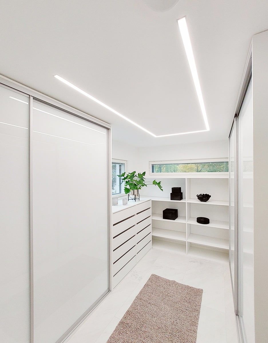 Su uno sfondo verde è presente un quadrato bianco con il testo "LED STORE" in grassetto bianco per evidenziare le soluzioni di illuminazione ad alta efficienza energetica.