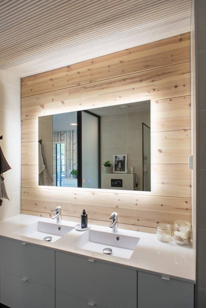 Sfondo verde, quadrato bianco al centro, testo in grassetto "LED STORE" - pubblicità di prodotti di illuminazione a LED ad alta efficienza energetica.