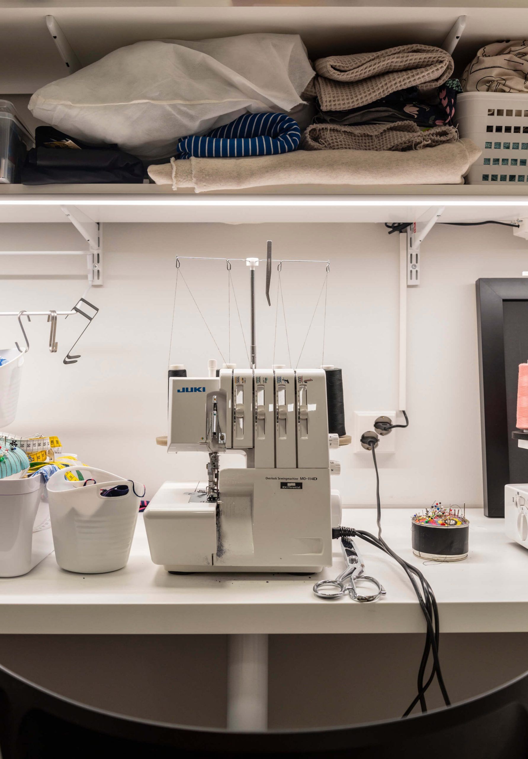 Logo LED STORE su sfondo verde: un quadrato bianco con il testo "LED STORE" in grassetto bianco maiuscolo simboleggia l'illuminazione ad alta efficienza energetica.