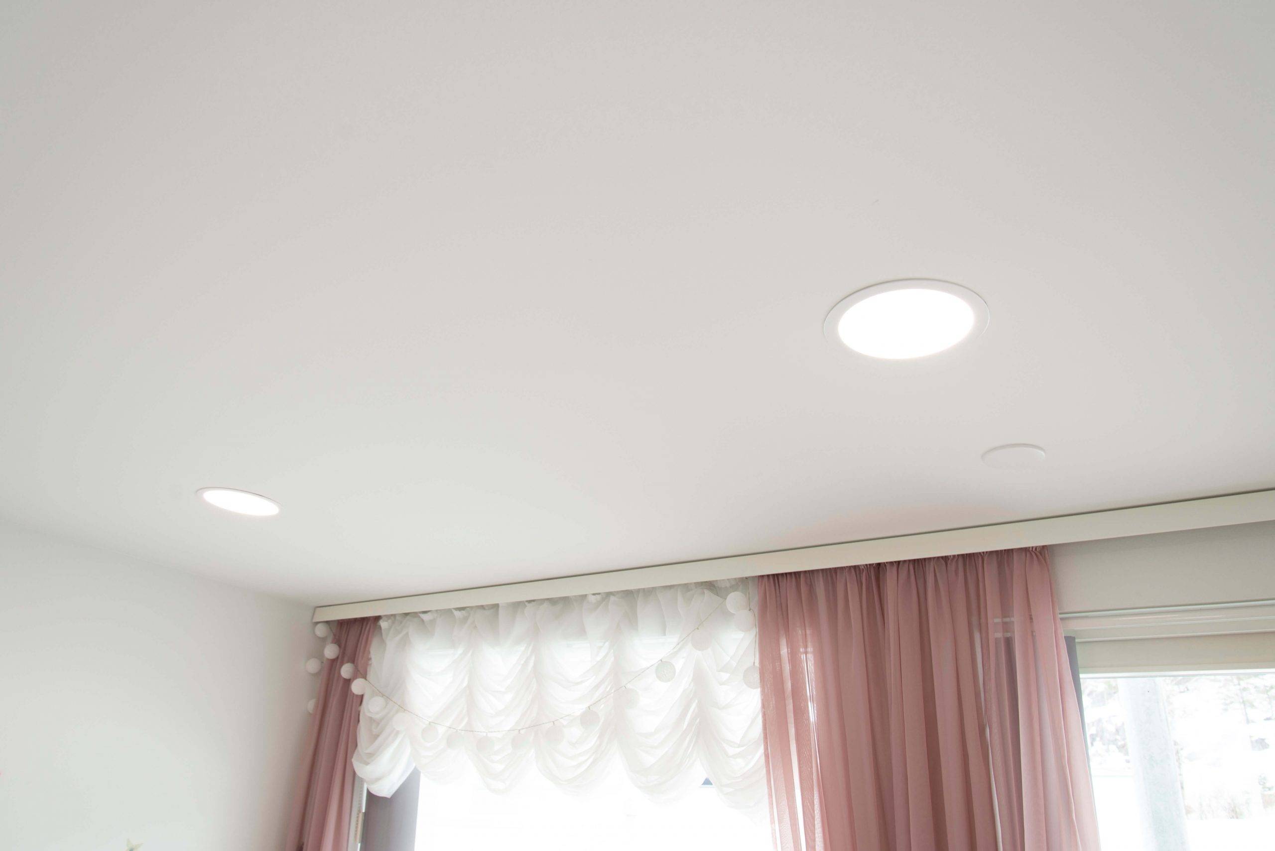 Logo LED Store: testo in grassetto "LED STORE" su un quadrato bianco su sfondo verde, che rappresenta le soluzioni di illuminazione LED ecologiche.