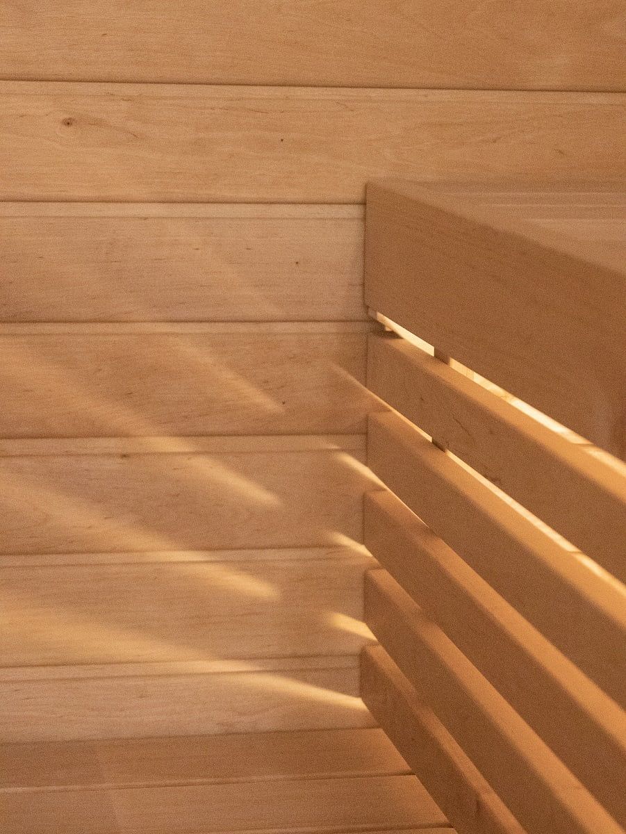 Una striscia di luce LED montata sotto le tavole illumina attraverso le ringhiere.