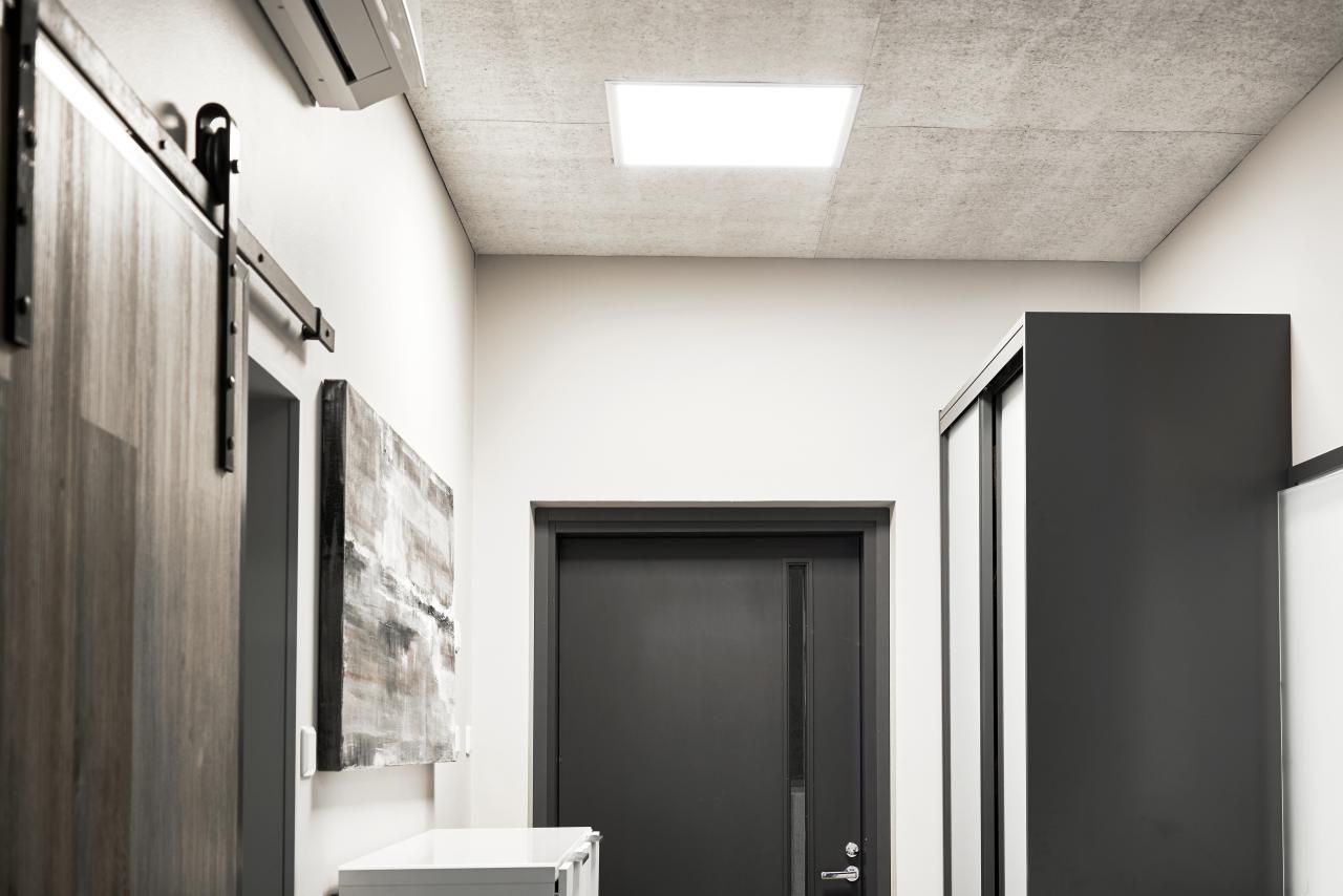 Sfondo verde e quadrato bianco con la scritta "LED STORE" in grassetto bianco per il branding del negozio di illuminazione a LED.