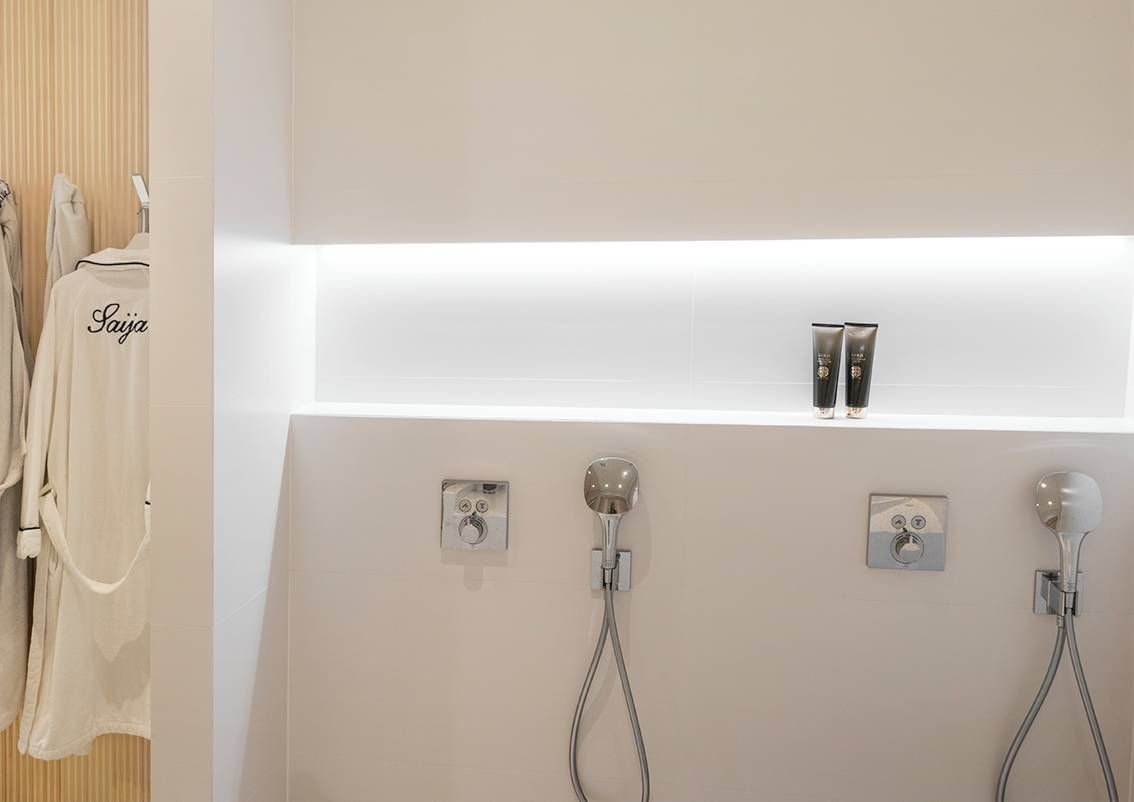 Logo LED STORE con testo bianco su un quadrato al centro su uno sfondo verde brillante che rappresenta il movimento dell'illuminazione a LED.