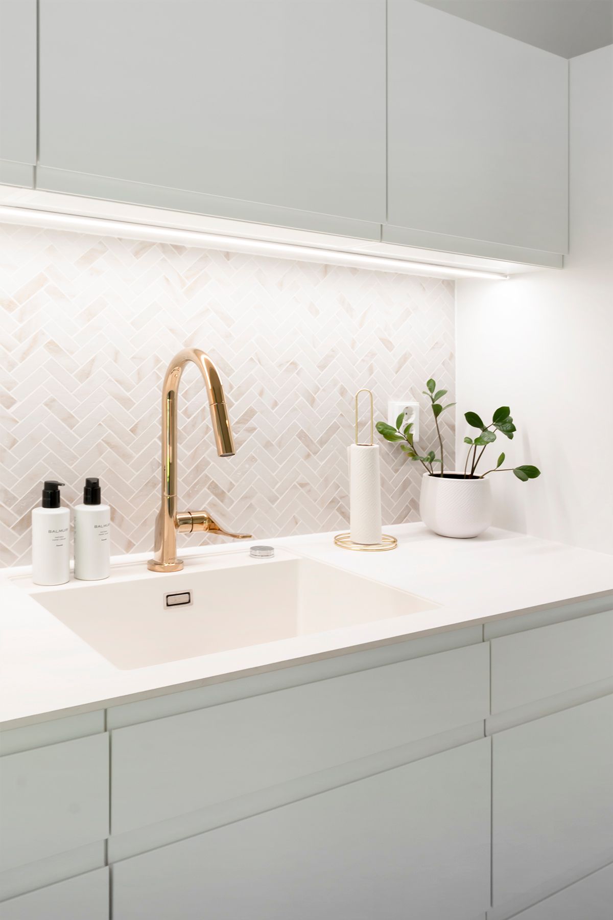 Logo LED STORE su sfondo verde brillante con un quadrato bianco con testo in grassetto per evidenziare le soluzioni di illuminazione ad alta efficienza energetica.