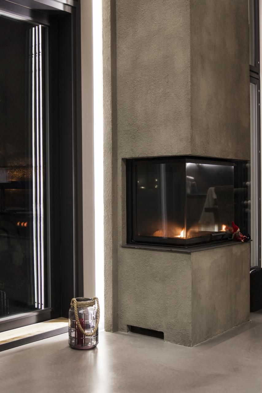 Sfondo verde con un quadrato bianco con il testo "LED STORE" in lettere maiuscole impilate verticalmente. Ideale per il branding o il SEO di un negozio di illuminazione a LED.