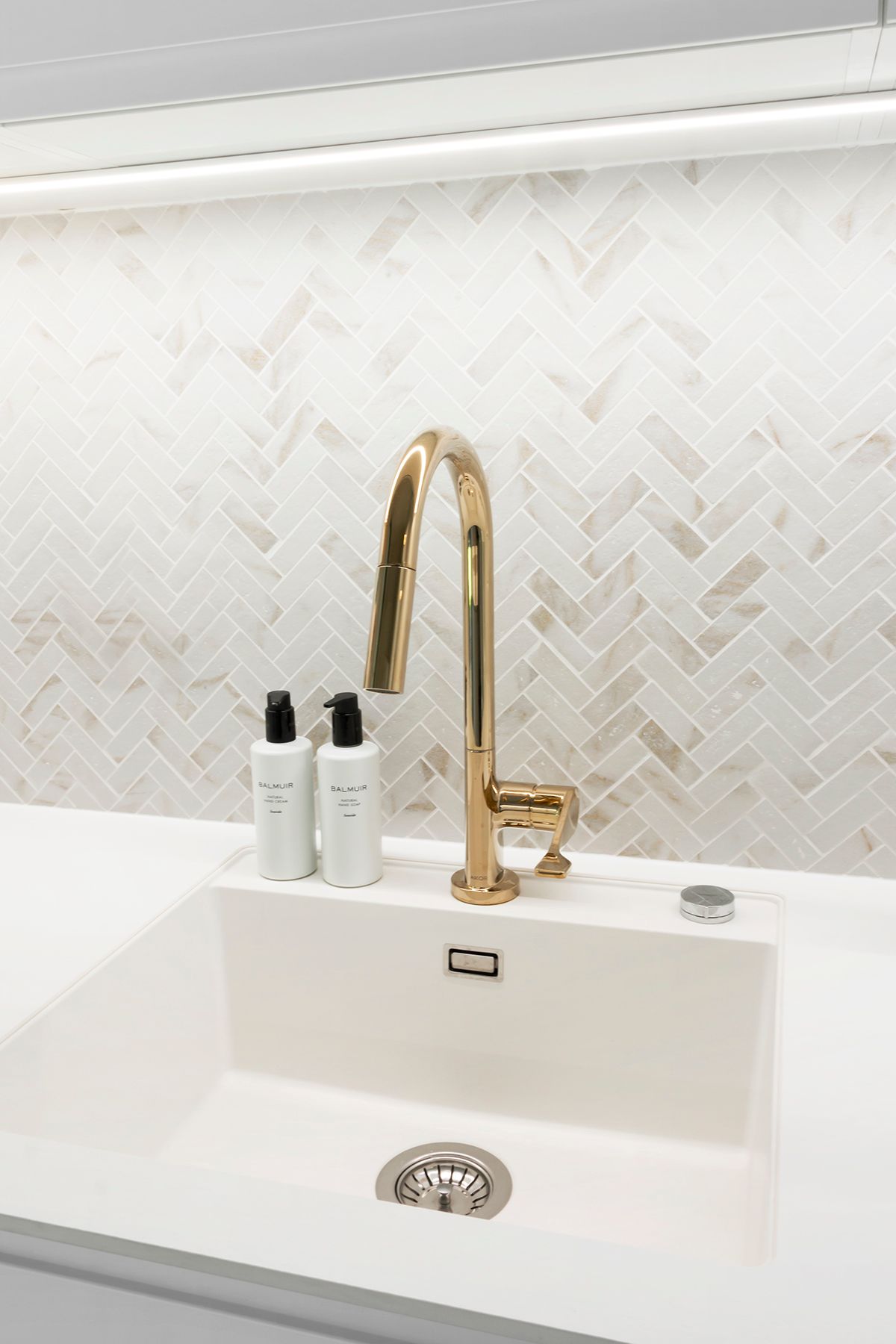 Logo LED Store su sfondo verde con un quadrato bianco e il testo "LED STORE" in grassetto maiuscolo. Perfetto per le esigenze di illuminazione ad alta efficienza energetica.