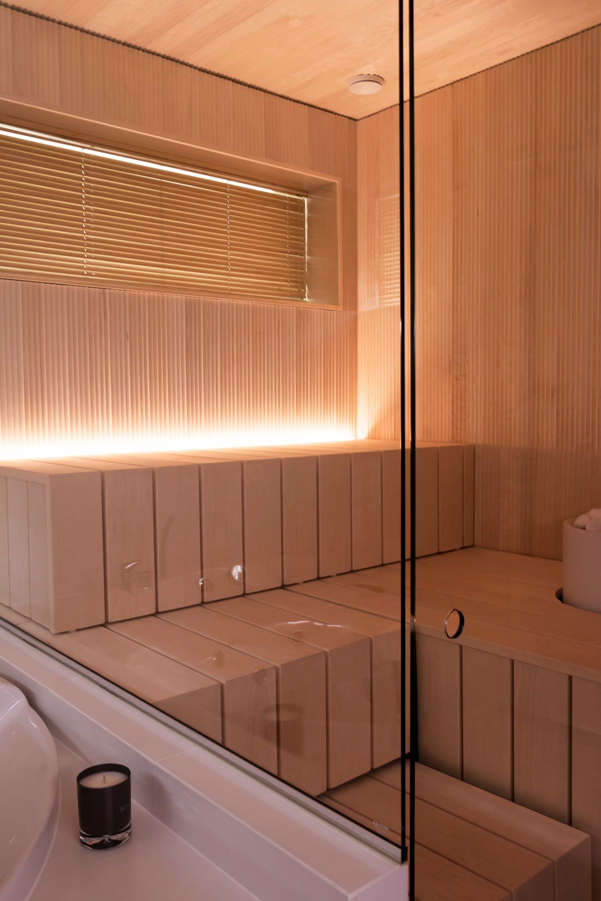 Logo del negozio di illuminazione a LED: testo bianco "LED STORE" sul quadrato centrale su sfondo verde, che evidenzia le soluzioni di illuminazione ad alta efficienza energetica.