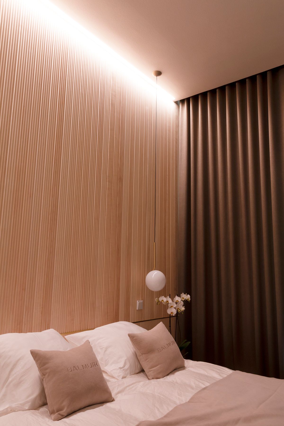 Logo LED STORE con testo bianco in un piccolo quadrato bianco su sfondo verde per un negozio di illuminazione a LED.