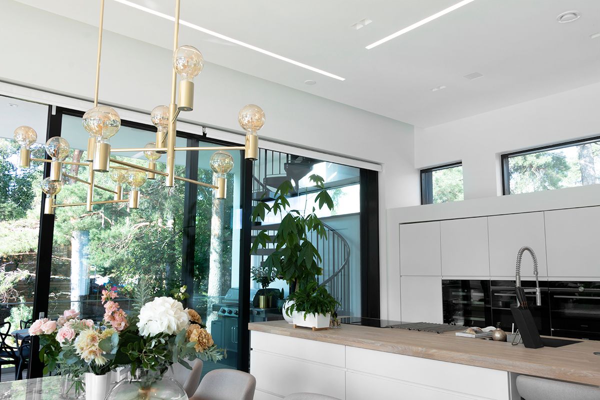 Uno sfondo verde brillante con un quadrato bianco al centro e il testo "LED STORE" in grassetto bianco, che promuove soluzioni di illuminazione LED ad alta efficienza energetica.