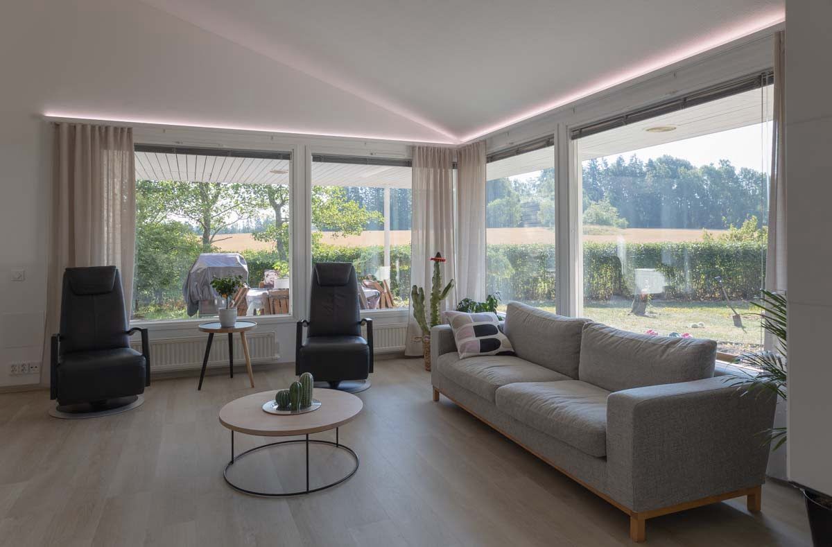 Uno sfondo verde con un quadrato bianco al centro e il testo "LED STORE" in grassetto, che rende più attraente l'illuminazione LED ecologica.