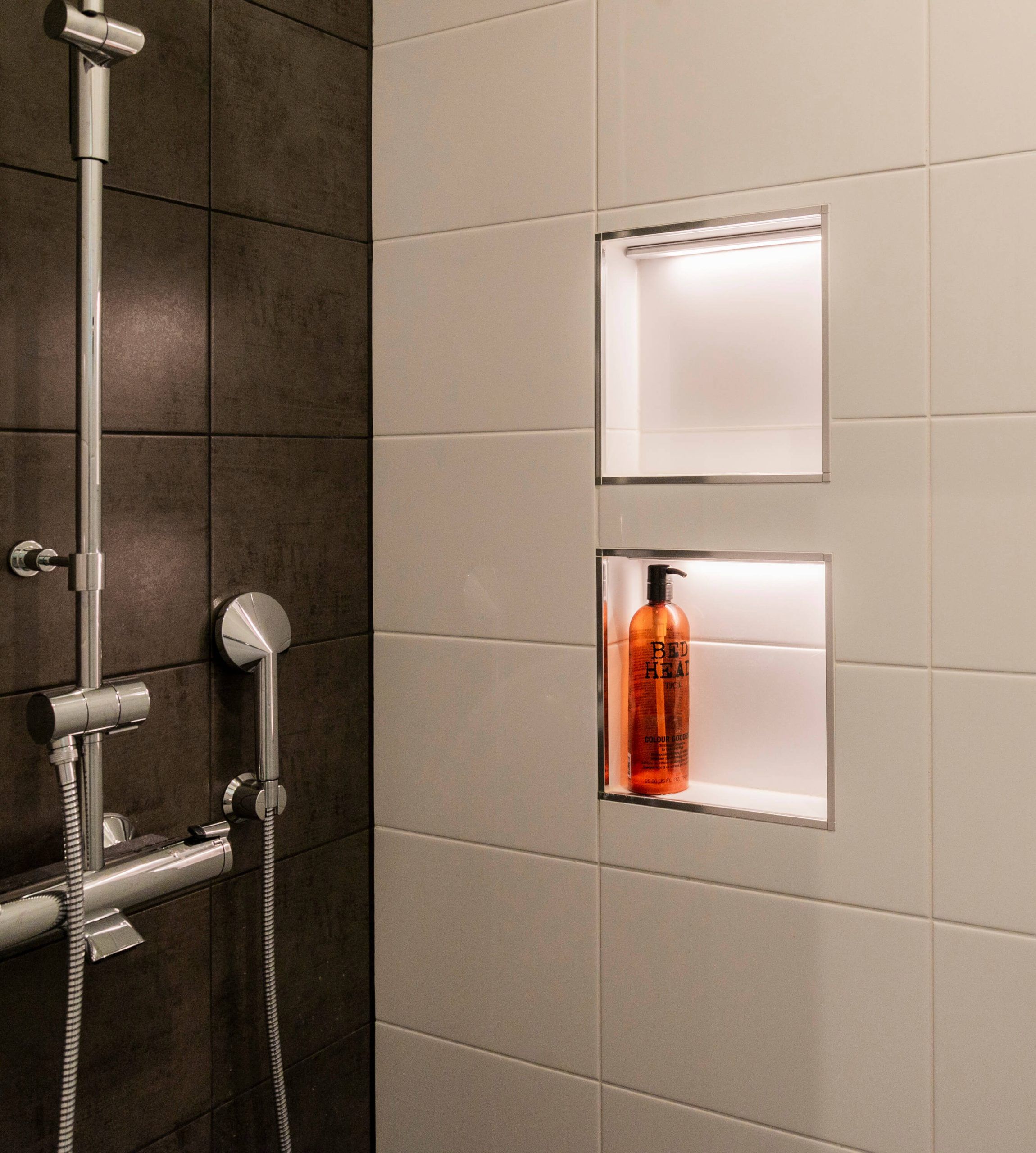 Un quadrato bianco su sfondo verde con al centro il testo in grassetto "LED STORE", che evidenzia le soluzioni di illuminazione ad alta efficienza energetica.