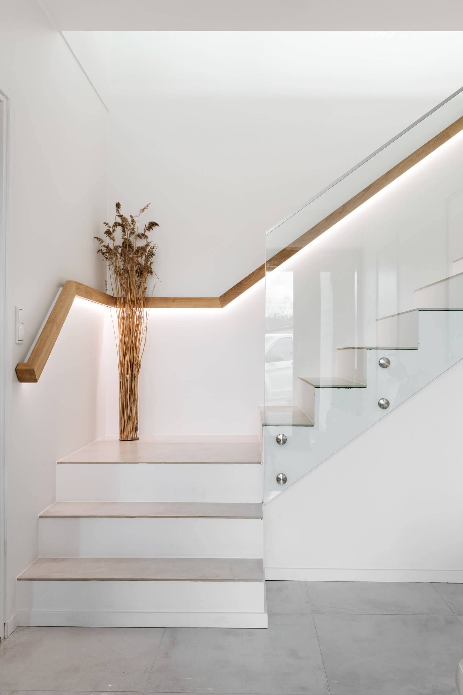 Sfondo verde con quadrato bianco, testo "LED STORE" all'interno, "LED" sopra il testo "STORE".