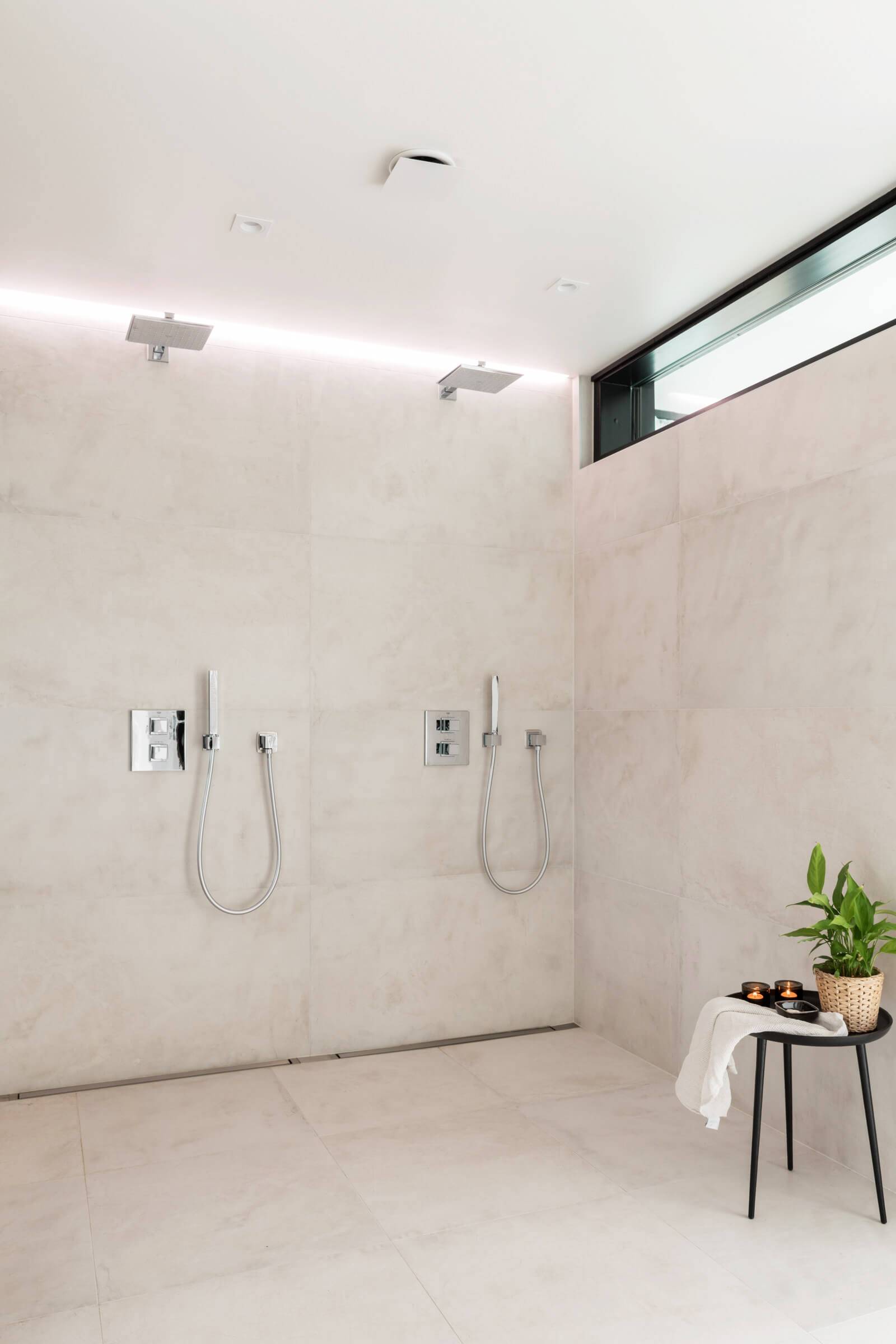 Sfondo verde brillante con quadrato bianco e testo in grassetto "LED STORE", che promuove soluzioni di illuminazione ad alta efficienza energetica.