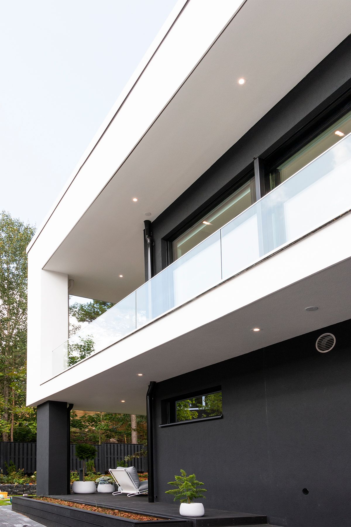 Sfondo verde con un quadrato bianco e la scritta "LED" sopra il testo "STORE" in grassetto bianco, a rappresentare il movimento dell'illuminazione a LED.