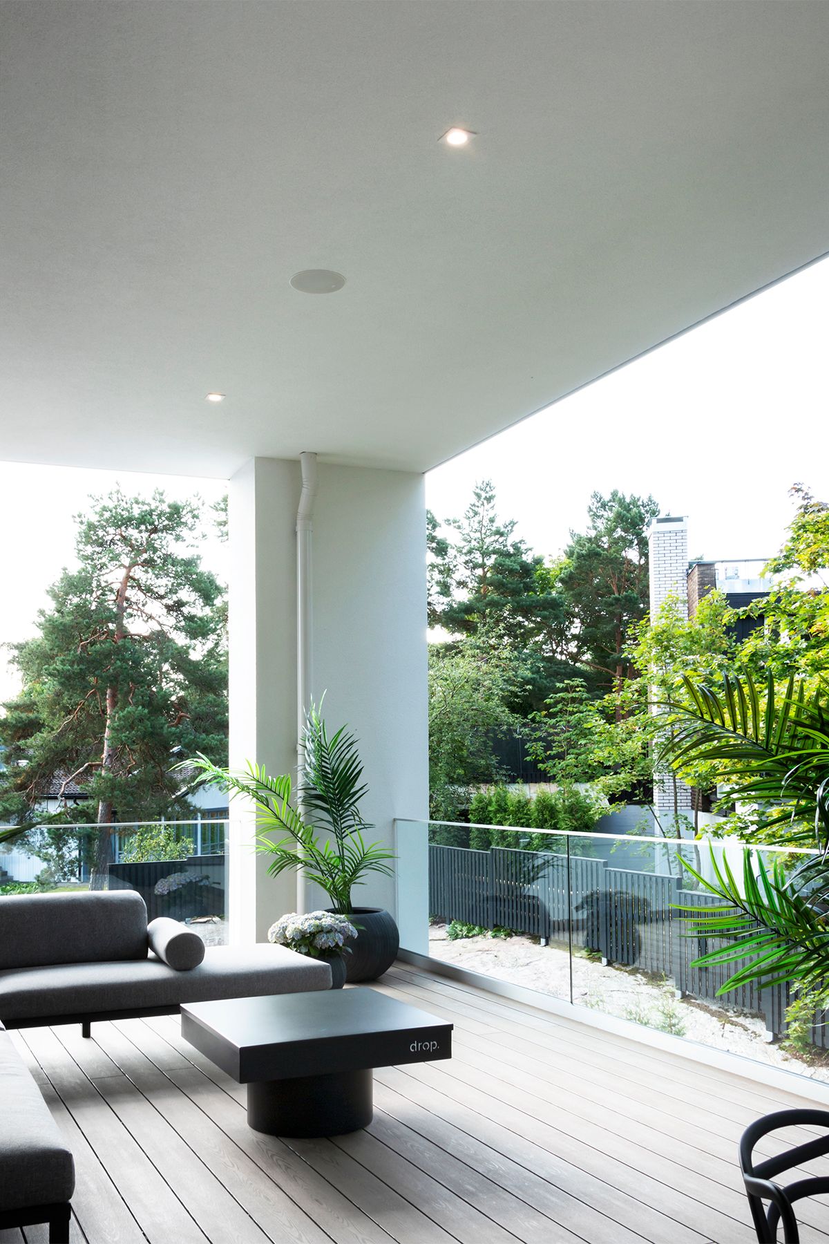 Lo sfondo verde presenta un quadrato bianco con il testo "LED STORE" in grassetto bianco, che evidenzia le soluzioni di illuminazione ad alta efficienza energetica.