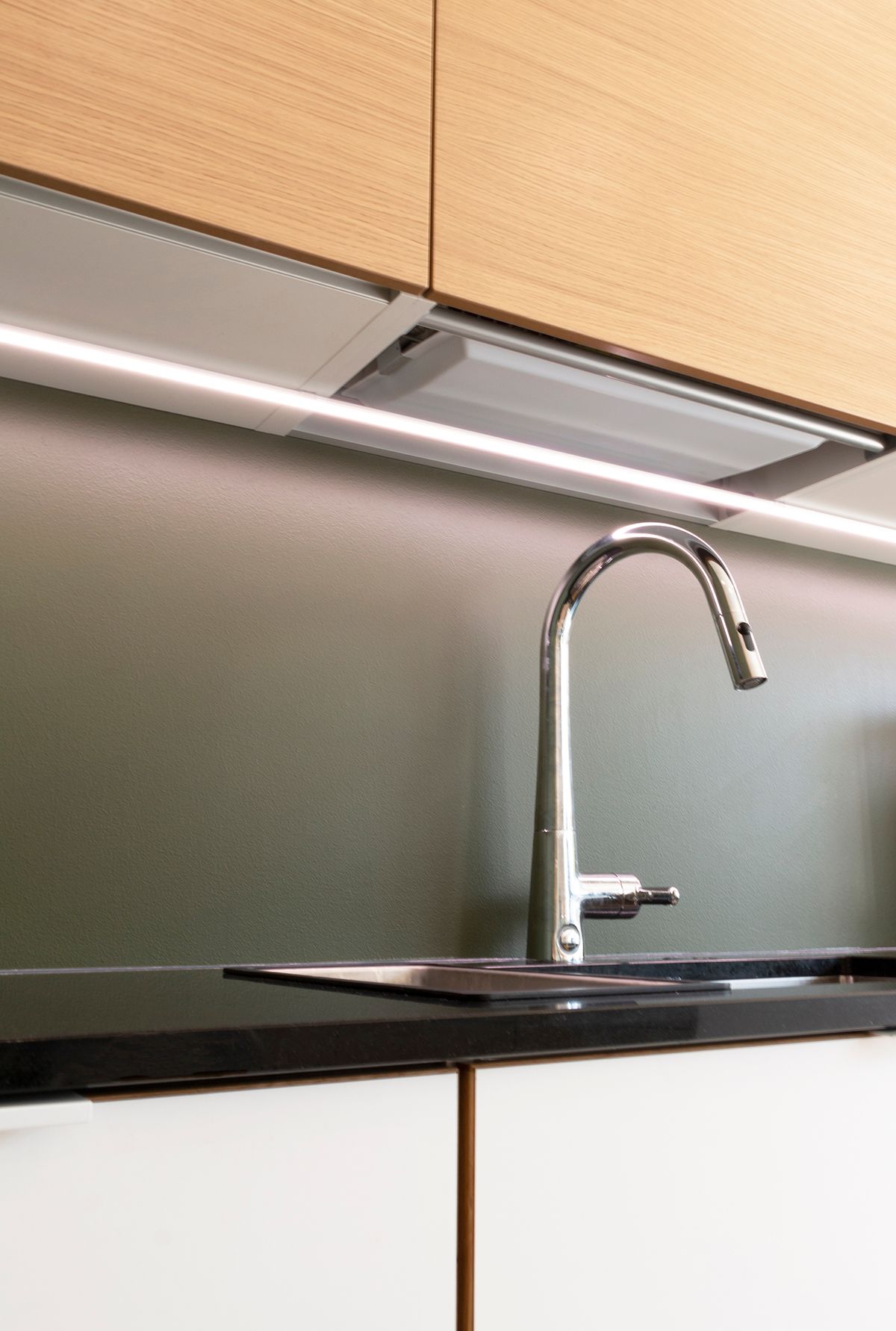 Sfondo verde, quadrato bianco con il testo "LED STORE". il termine "LED" appare sopra il testo "STORE" in un carattere bianco ottimizzato per il SEO dei negozi di illuminazione a LED.