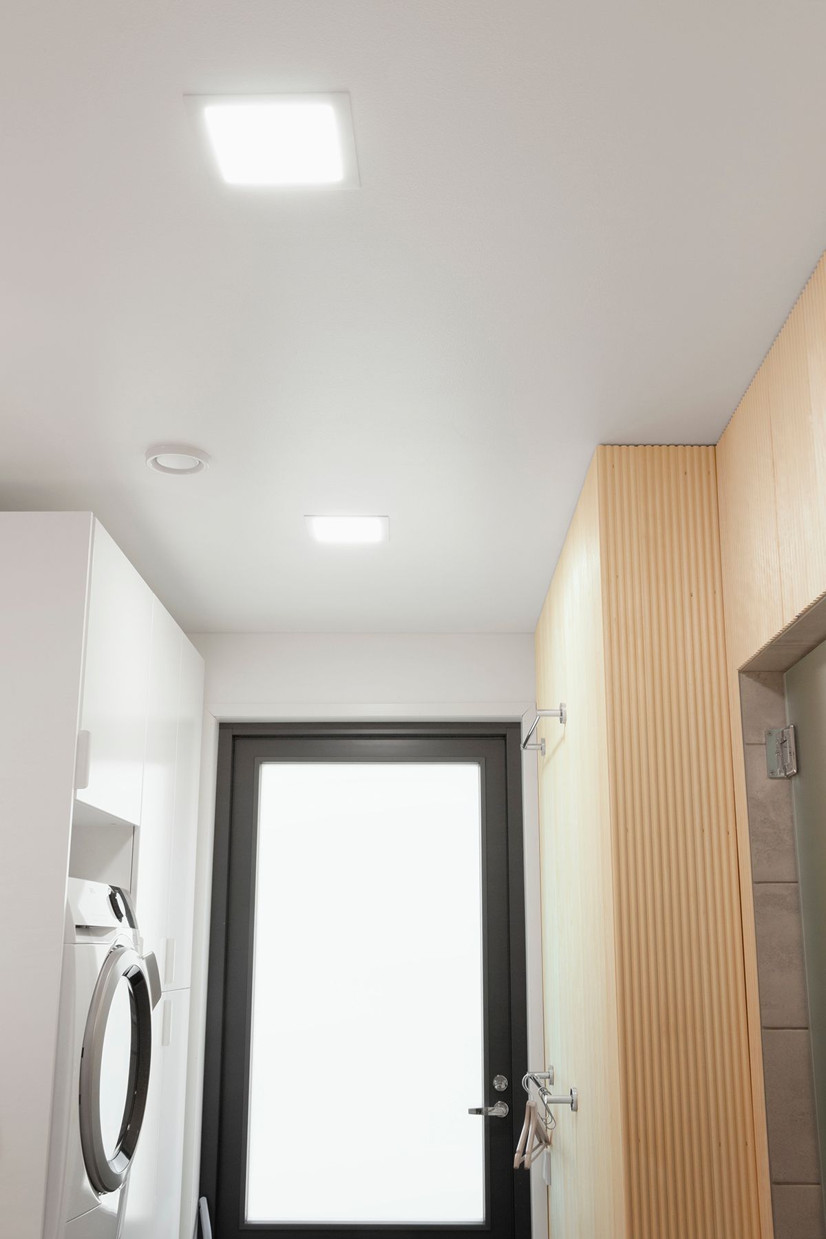 Sfondo verde con un quadrato bianco e il testo "LED STORE" in grassetto a lettere maiuscole bianche, che rappresenta il movimento dell'illuminazione a LED.