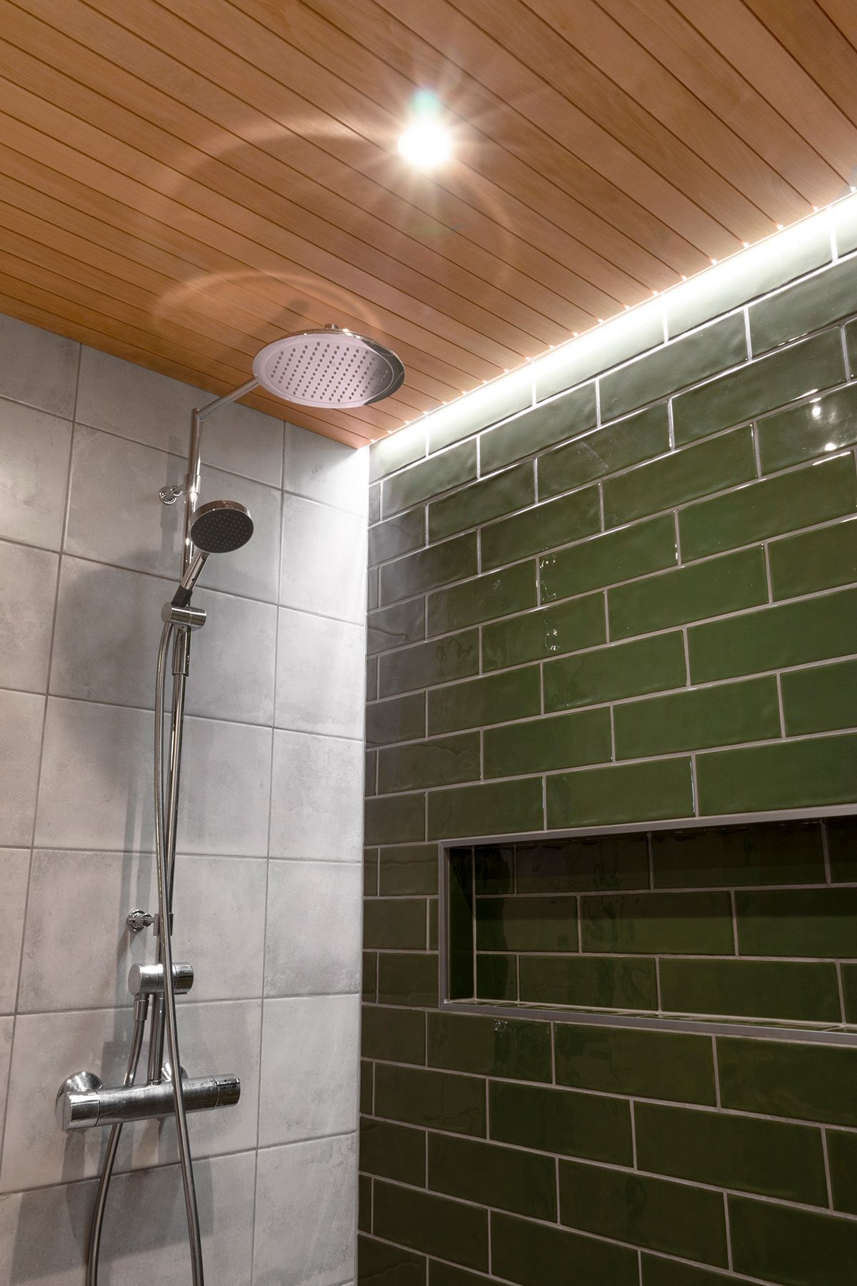 Logo LED Store: sfondo verde e quadrato bianco al centro con il testo "LED STORE" in grassetto bianco per soluzioni di illuminazione ad alta efficienza energetica.