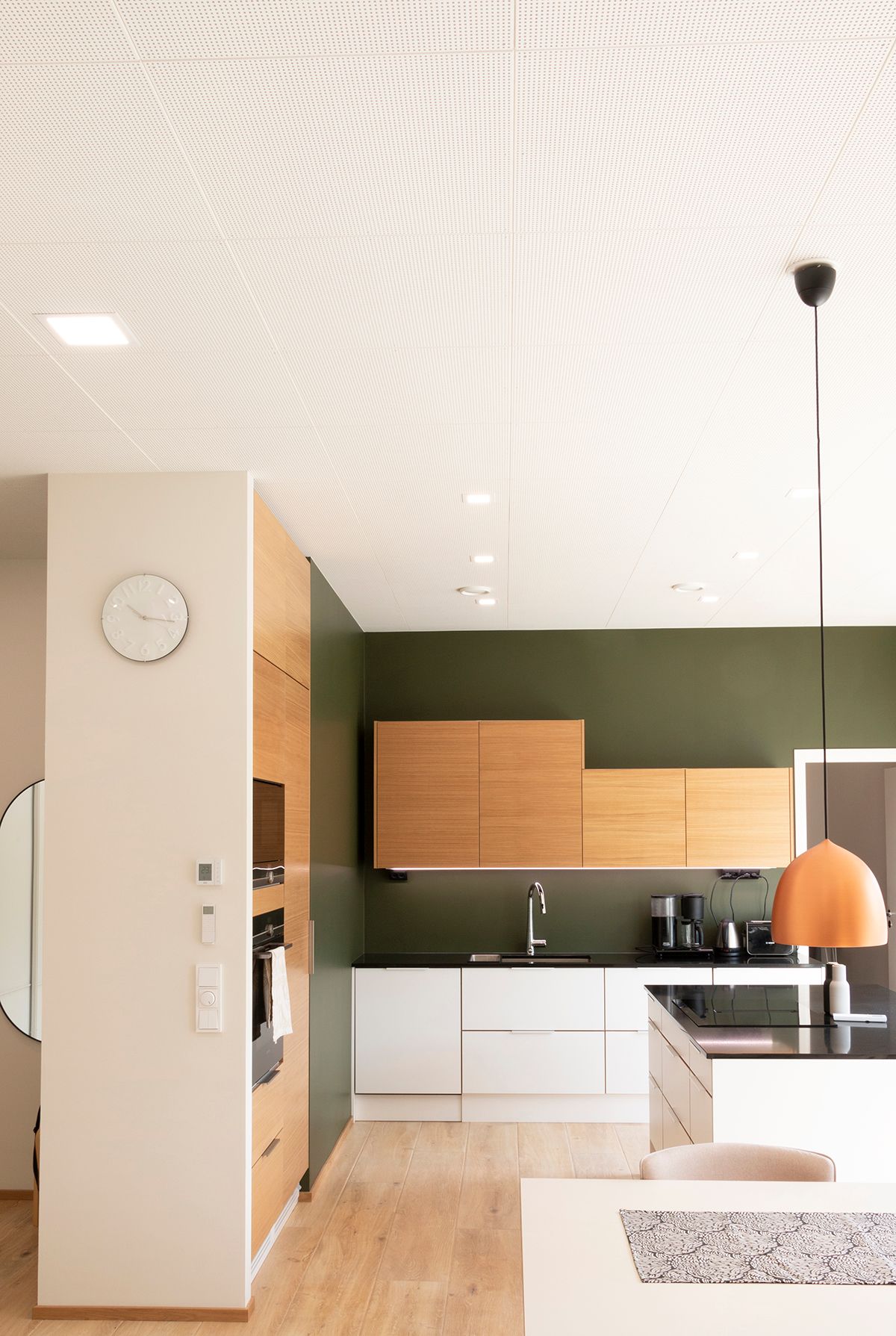 Logo LED Store: sfondo verde, quadrato bianco al centro con il testo "LED STORE" in grassetto bianco maiuscolo per soluzioni di illuminazione ecologiche.