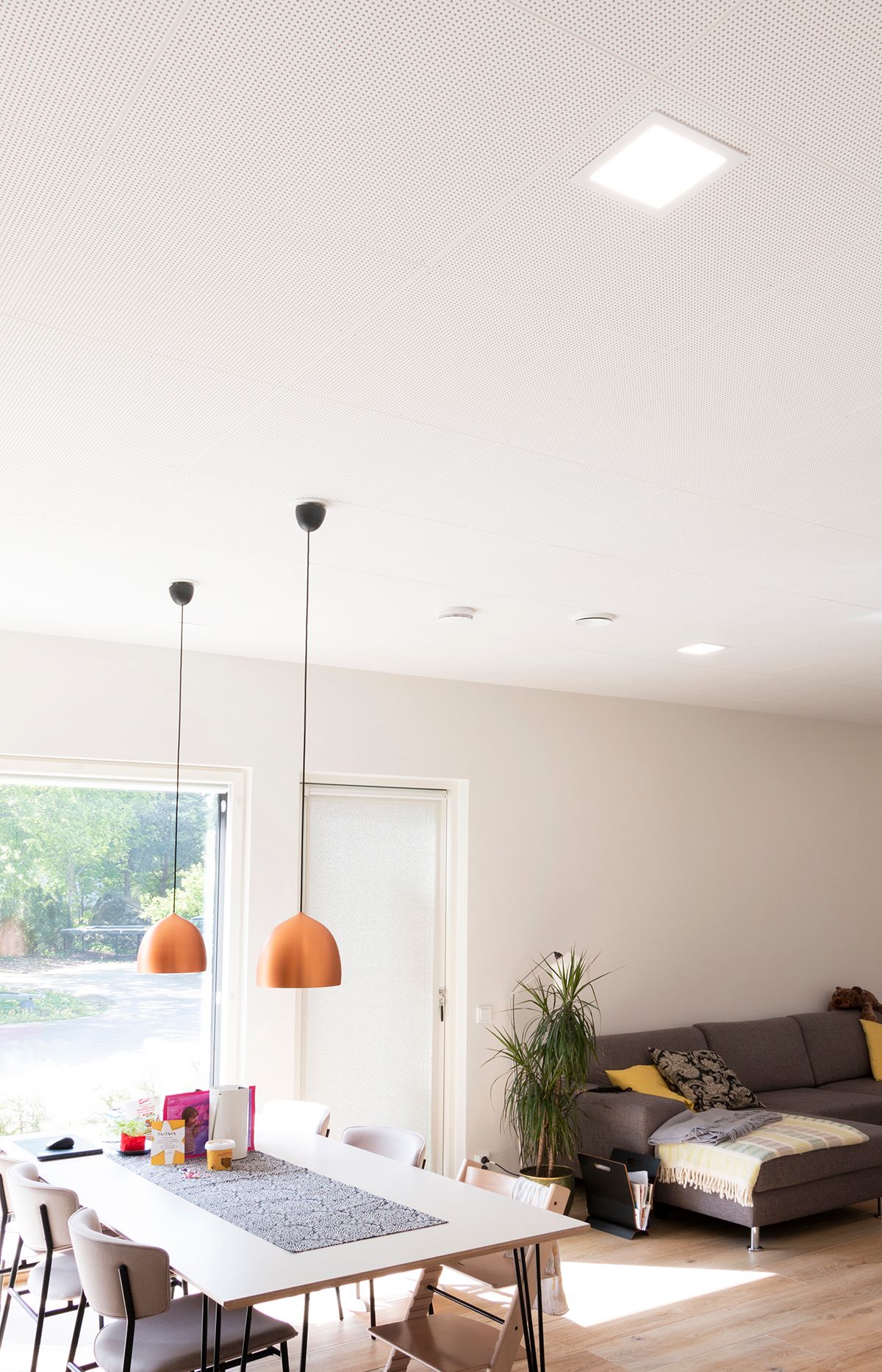 Sfondo verde con "LED STORE" in un bordo quadrato bianco, che evidenzia il negozio di illuminazione a LED.