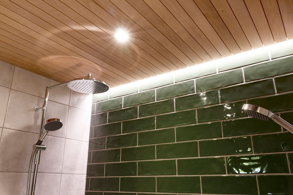 Logo LED Store su sfondo verde con un quadrato bianco con il testo "LED STORE" in grassetto maiuscolo.