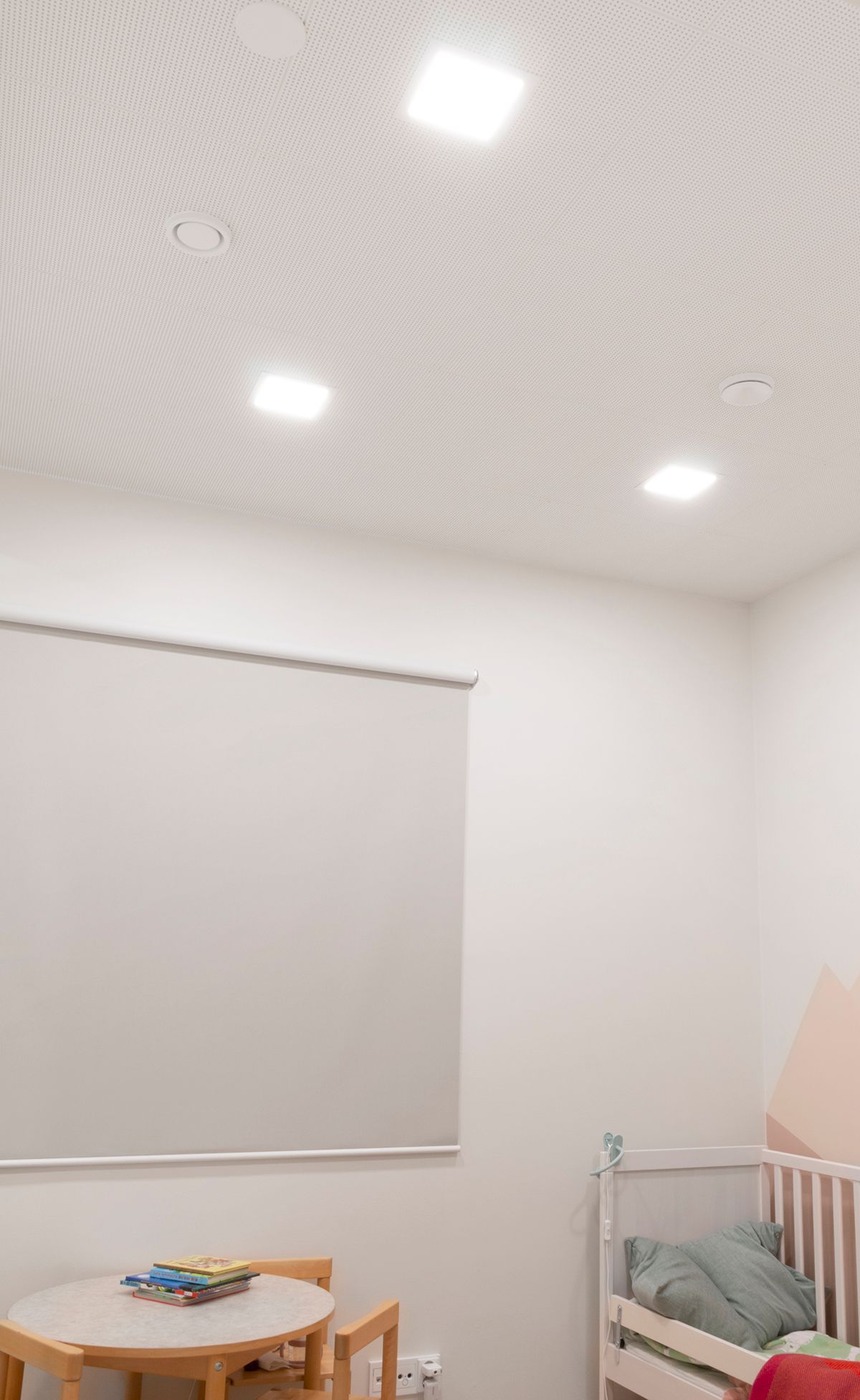 Logo LED Store su sfondo verde e testo "LED STORE" in bianco al centro di un quadrato bianco. Ideale per soluzioni di illuminazione ad alta efficienza energetica.