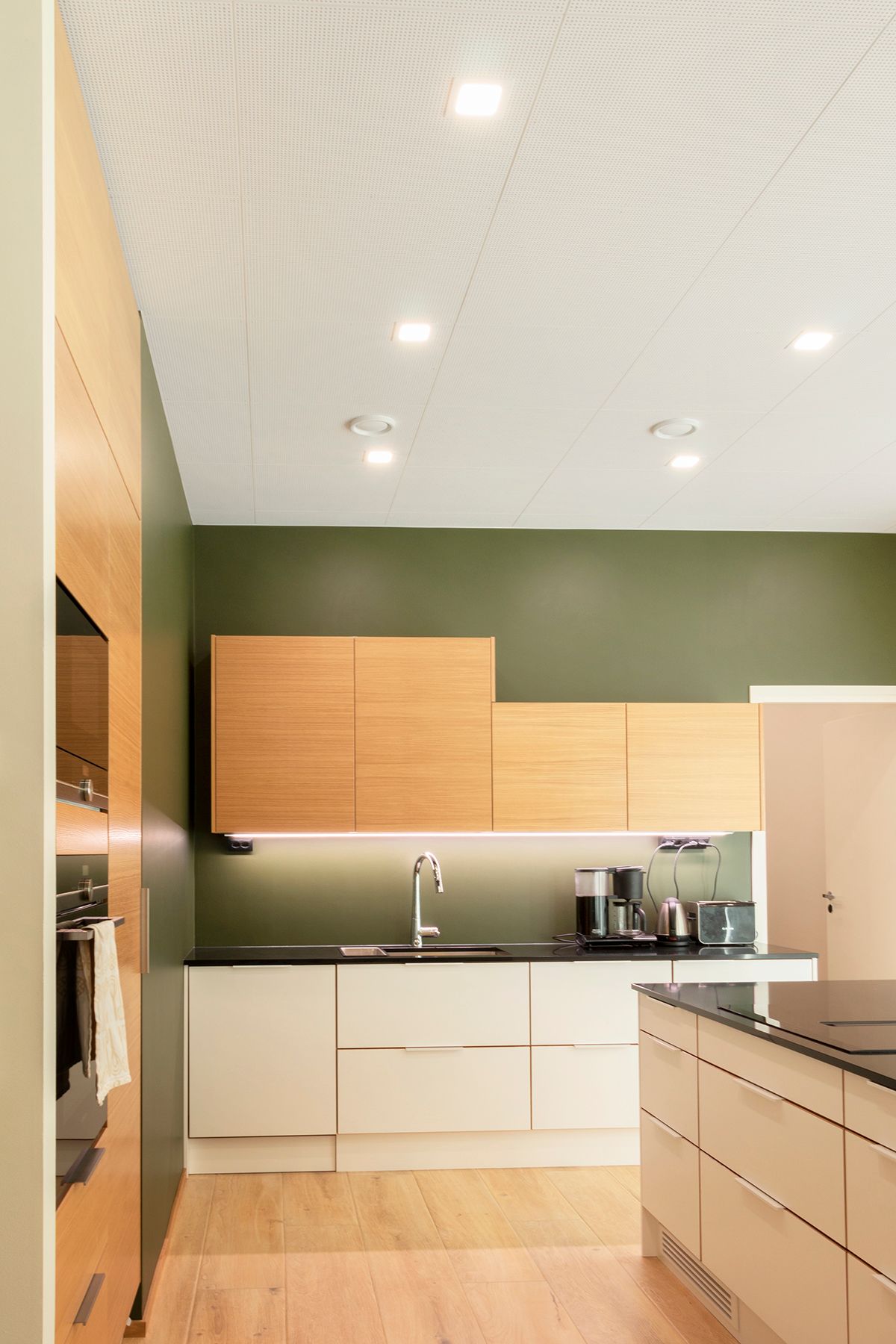 Uno sfondo verde con un quadrato bianco al centro con il testo "LED STORE" in grassetto bianco, che evidenzia il nostro negozio di illuminazione a LED.