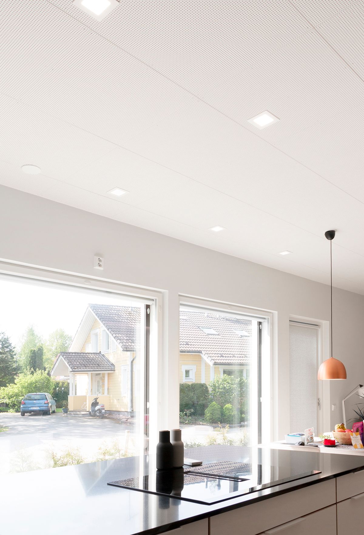 Insegna LED STORE con sfondo verde e un quadrato bianco in grassetto maiuscolo per soluzioni di illuminazione ad alta efficienza energetica.