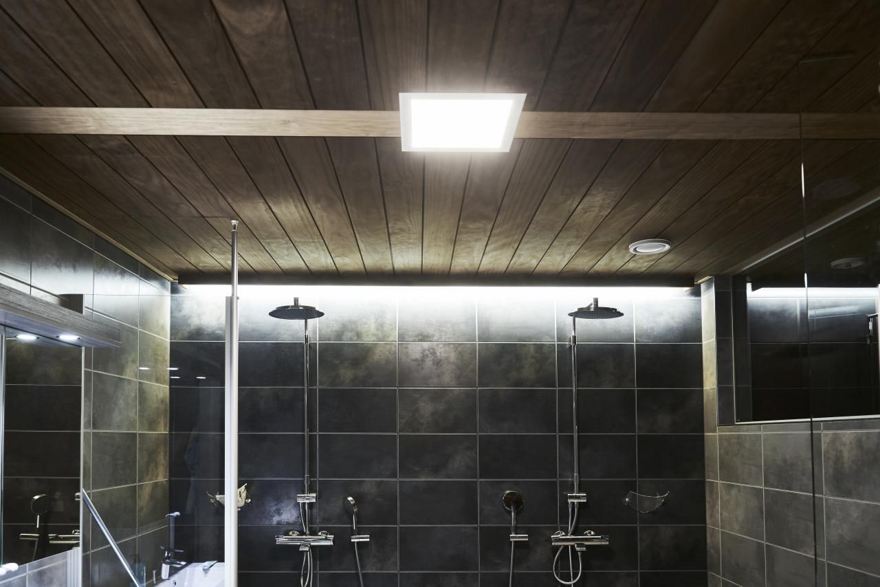 Quadrato bianco con al centro la scritta "LED STORE" su sfondo verde, che promuove soluzioni di illuminazione a LED ad alta efficienza energetica.