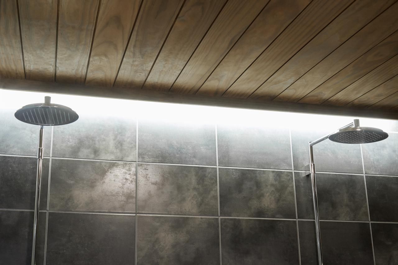 Testo LED STORE su un quadrato bianco su sfondo verde, che promuove il commercio di illuminazione ecologica.