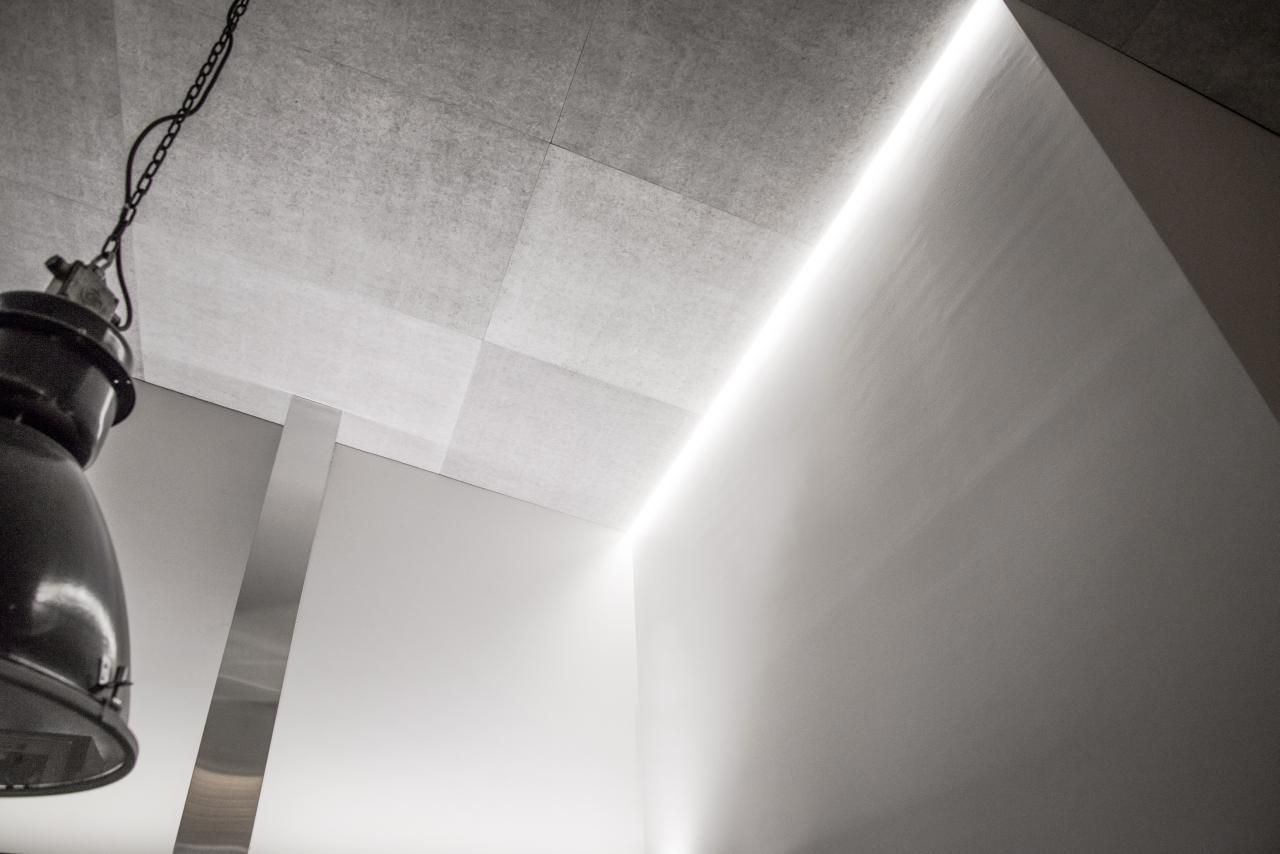 Sfondo verde, quadrato bianco al centro, 'LED STORE' in lettere maiuscole bianche sovrapposte per il negozio di illuminazione a LED.