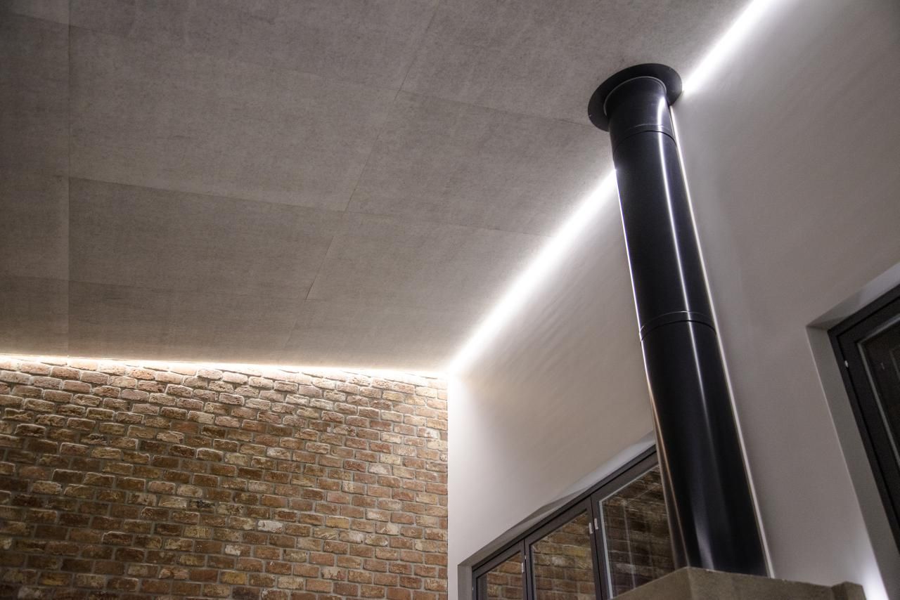 Sfondo verde con al centro il testo "LED STORE" in grassetto a lettere bianche, che promuove soluzioni di illuminazione a LED ad alta efficienza energetica.