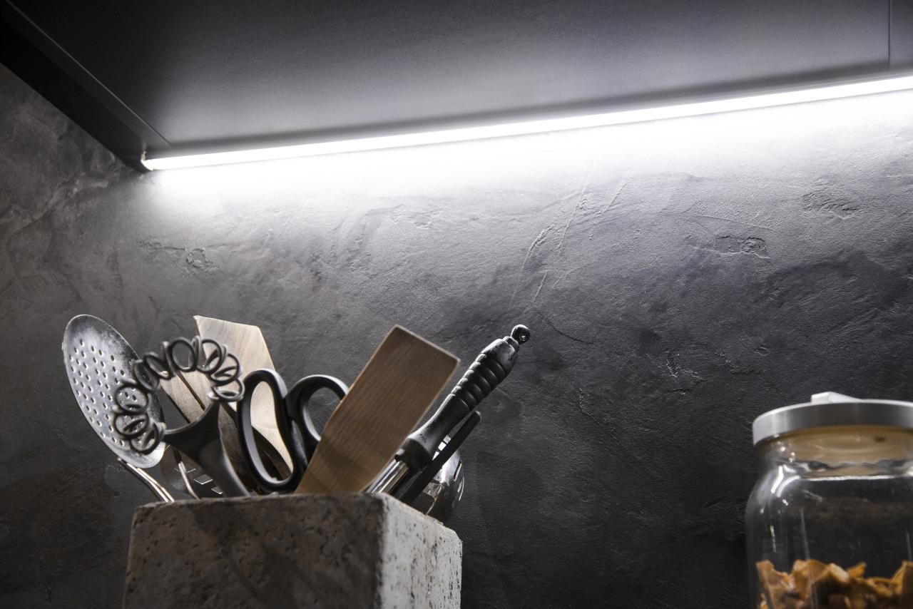 Sfondo verde e quadrato bianco con la scritta "LED STORE" in grassetto maiuscolo che evidenzia le soluzioni di illuminazione ad alta efficienza energetica.