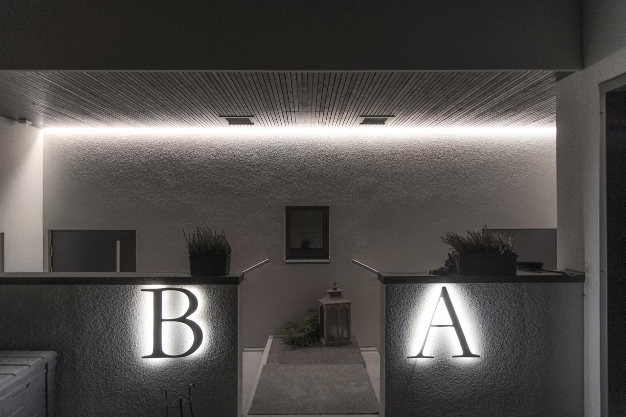 Su uno sfondo verde è presente una cornice quadrata bianca con la scritta "LED STORE" in grassetto bianco, "LED" allineato sopra "STORE". Perfetto per l'illuminazione ad alta efficienza energetica.