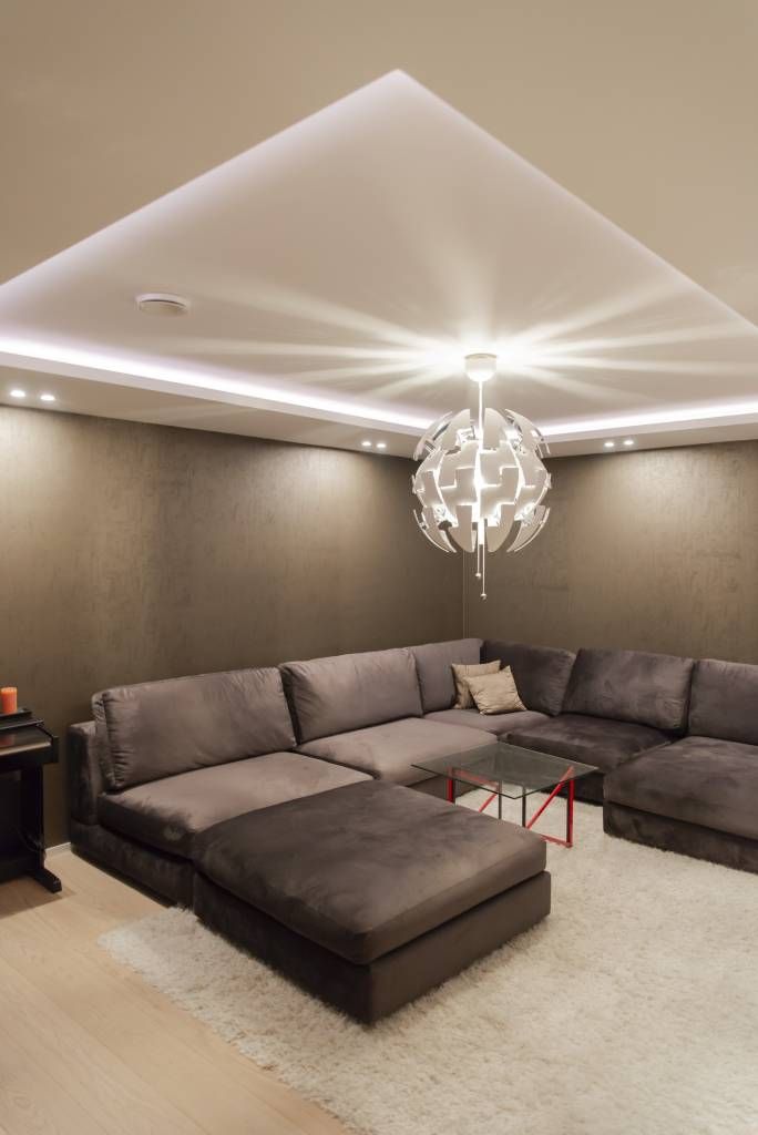 L'illuminazione indiretta a strisce di led RGB in una sala cinematografica circola intorno alla stanza in un clip downlight, colore della luce bianca. © LedStore