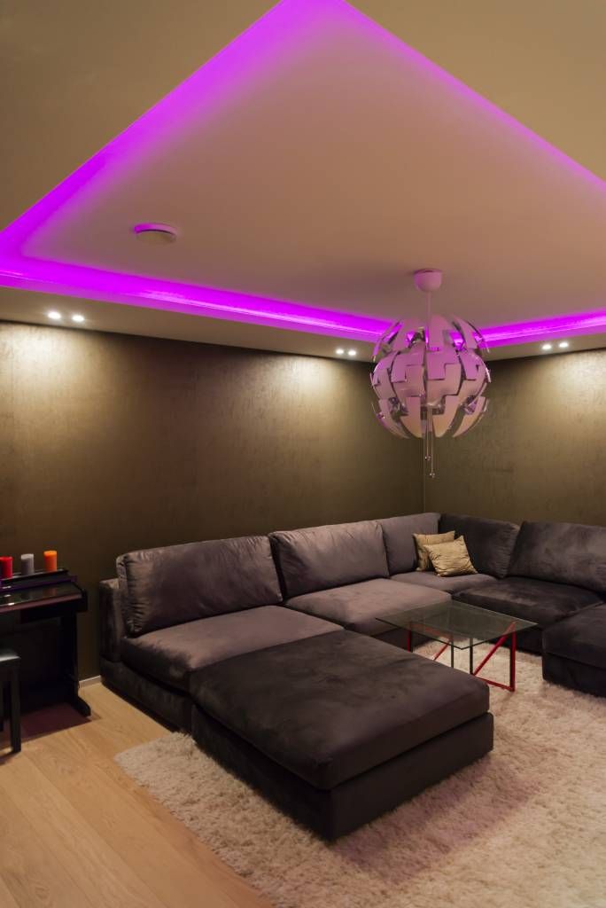 L'illuminazione indiretta a strisce di led RGB in una sala cinematografica circola intorno alla stanza in un clip di downlighting. © LedStore