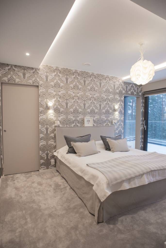 Quattro diverse sorgenti luminose, strisce led, faretti led, plafoniere e applique, sono state utilizzate in un versatile schema di illuminazione della camera da letto. © LedStore