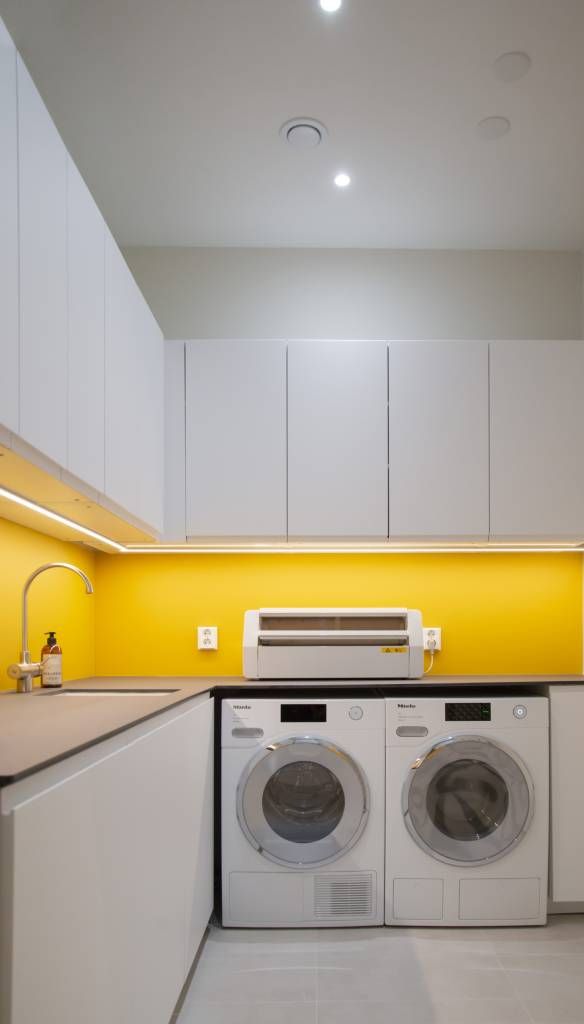 Sfondo verde con un quadrato bianco e la scritta "LED STORE" in caratteri maiuscoli, che evidenzia le soluzioni di illuminazione ad alta efficienza energetica.