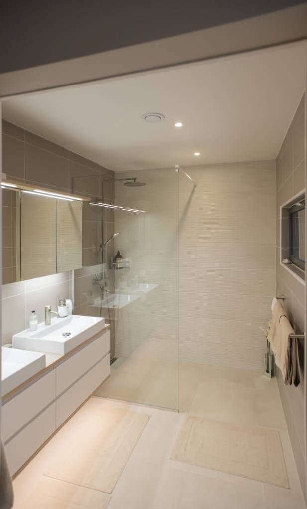 L'illuminazione del mobile a specchio è completata da una striscia LED a illuminazione indiretta sotto il livello e da faretti come illuminazione generale. © LedStore